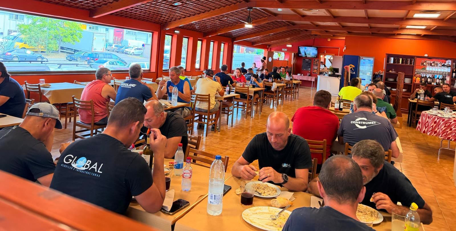 Comedor de El Vapor lleno de transportistas y trabajadores del polígono a la hora de comer