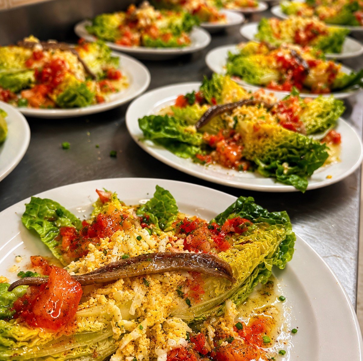 Cogollos con anchoas del Cantábrico y picadillo
