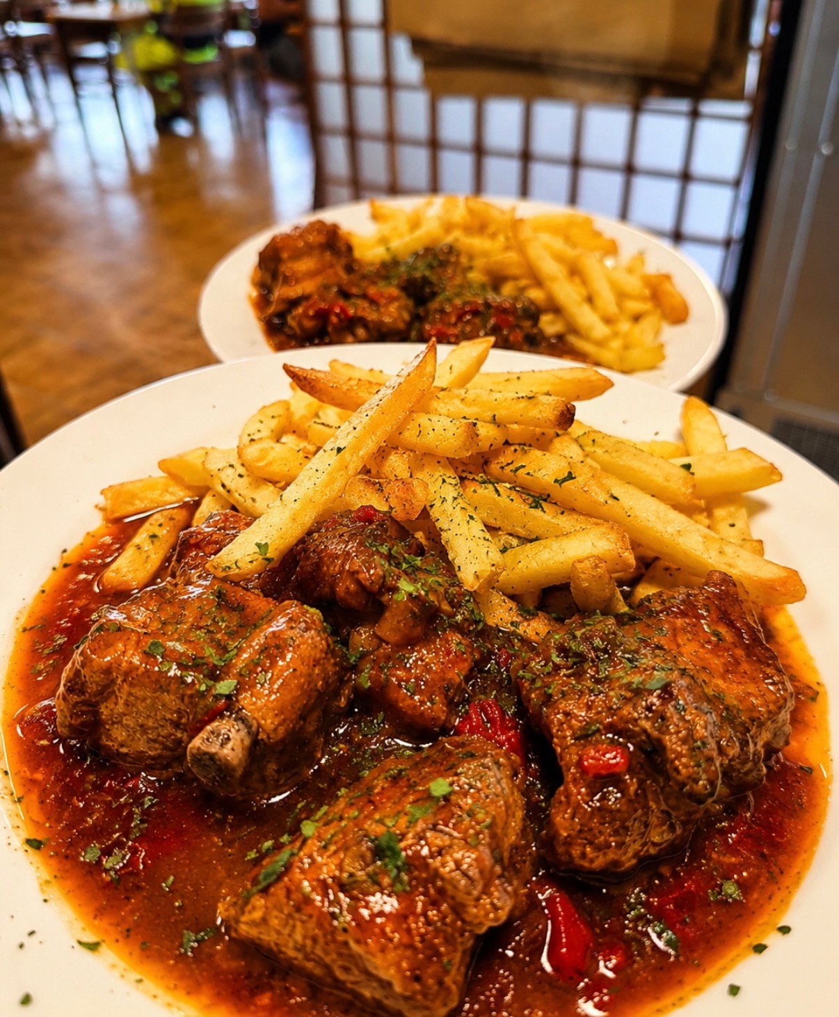 Costillas caseras estofadas con patatas fritas