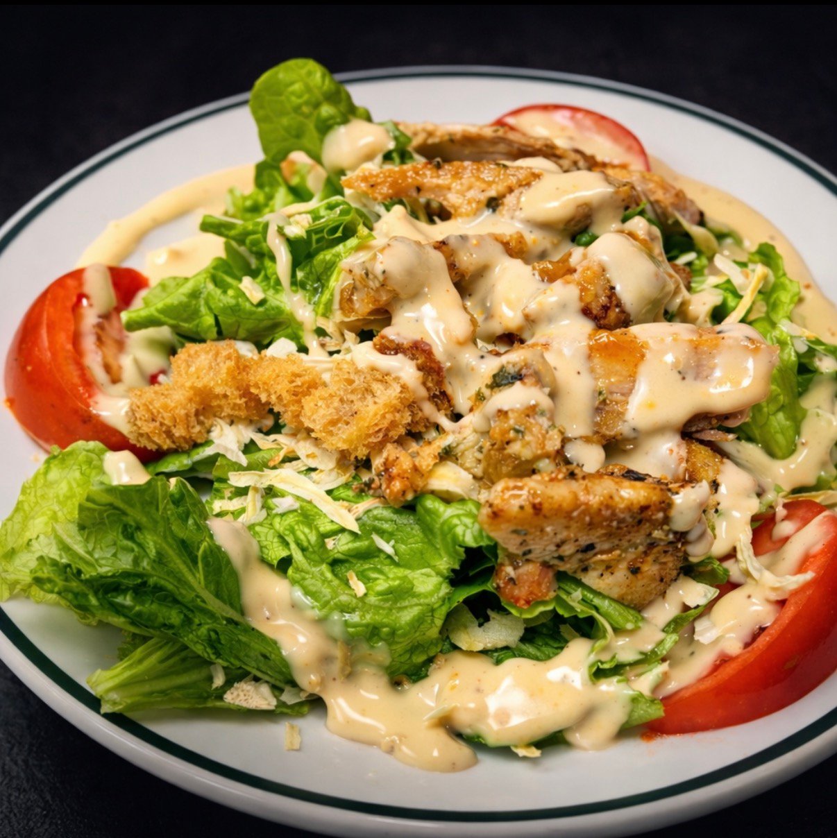 Ensalada César con pollo crujiente
