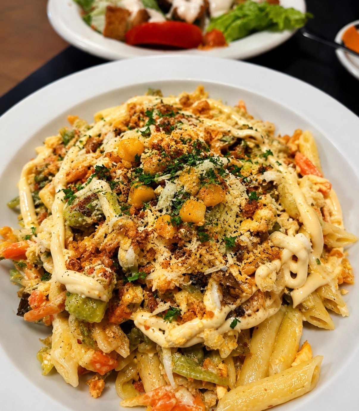 Ensalada de pasta con aguacate y gambas