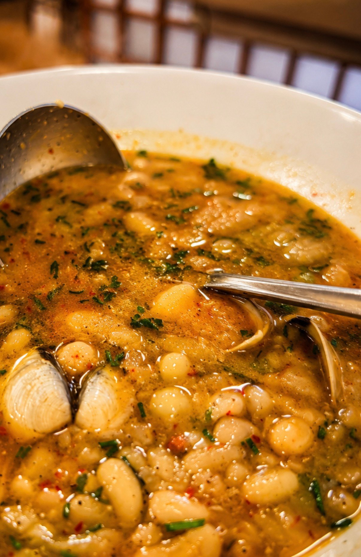 Fabas con almejas asturianas en cazuela
